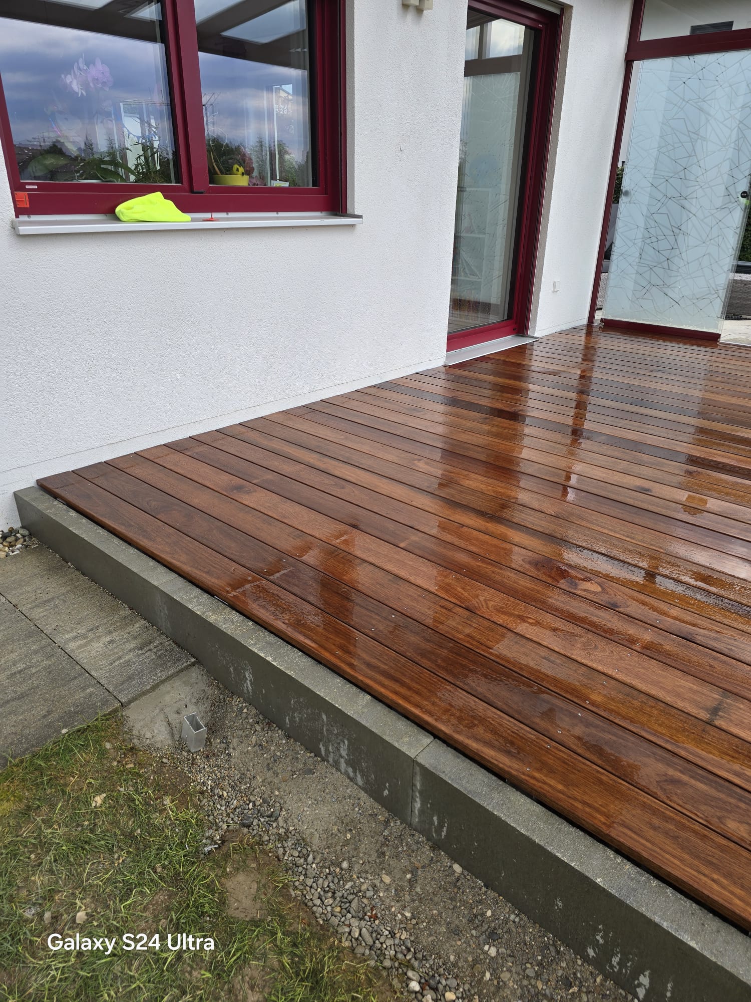 Referenz einer Holzterrasse mit Guyana Teak im privaten Garten