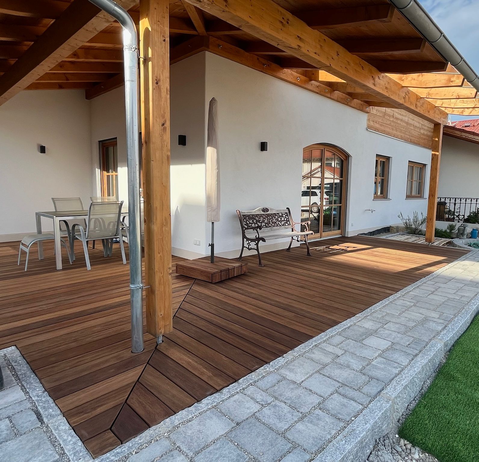 Überdachte Guyana-Teak-Terrasse am Wohnhaus