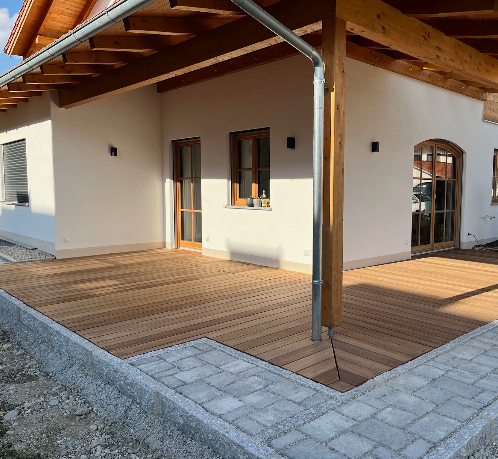 Großzügige T-Terrasse aus Guyana Teak am Haus